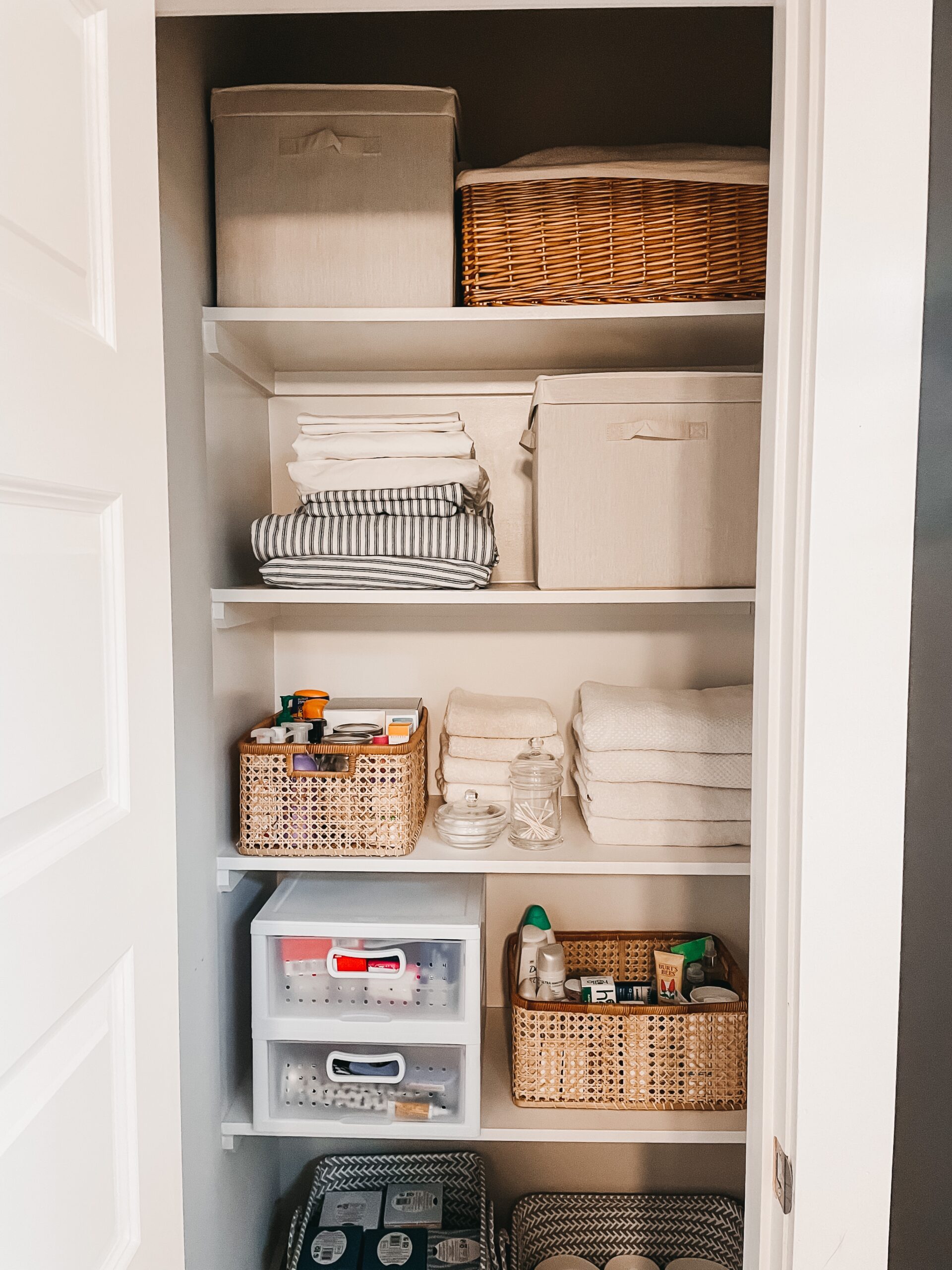 Linen Closet Organization – Ellebeelovely